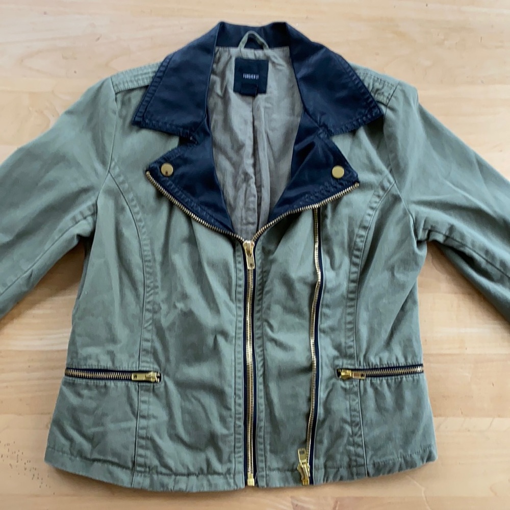 Forever 21 Short Green Jacket Size Medium With Black Collar and Gold Zippers
